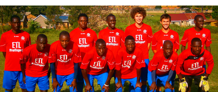 Fußballmannschaft aus Uganda in Trikots mit Aufdruck ETL Profisport