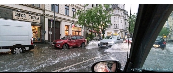 Überflutete Straße in Köln / stefan_bernsmann