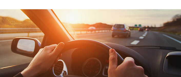 Abendsonne blendet Autofahrer